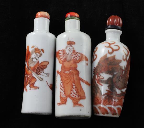 Three Chinese rouge-de-fer snuff bottles, 1820-1900, 7.1cm